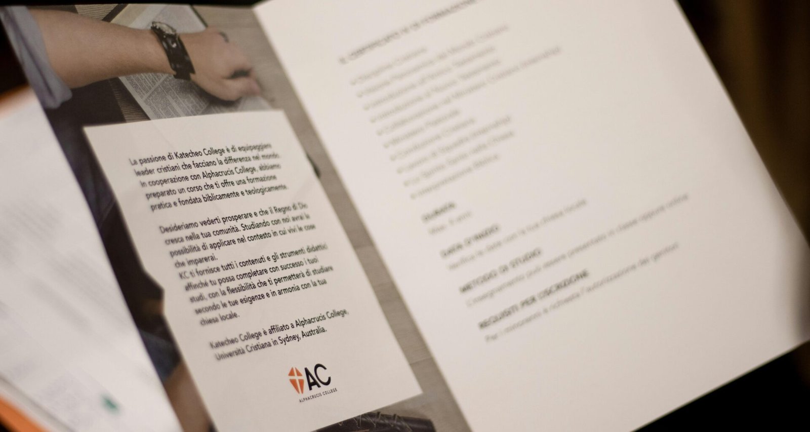 Nahaufnahme eines gedruckten Textes mit klaren Buchstaben, die auf weißem Papier erscheinen, neutral ausgeleuchtet