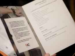 Nahaufnahme eines gedruckten Textes mit klaren Buchstaben, die auf weißem Papier erscheinen, neutral ausgeleuchtet