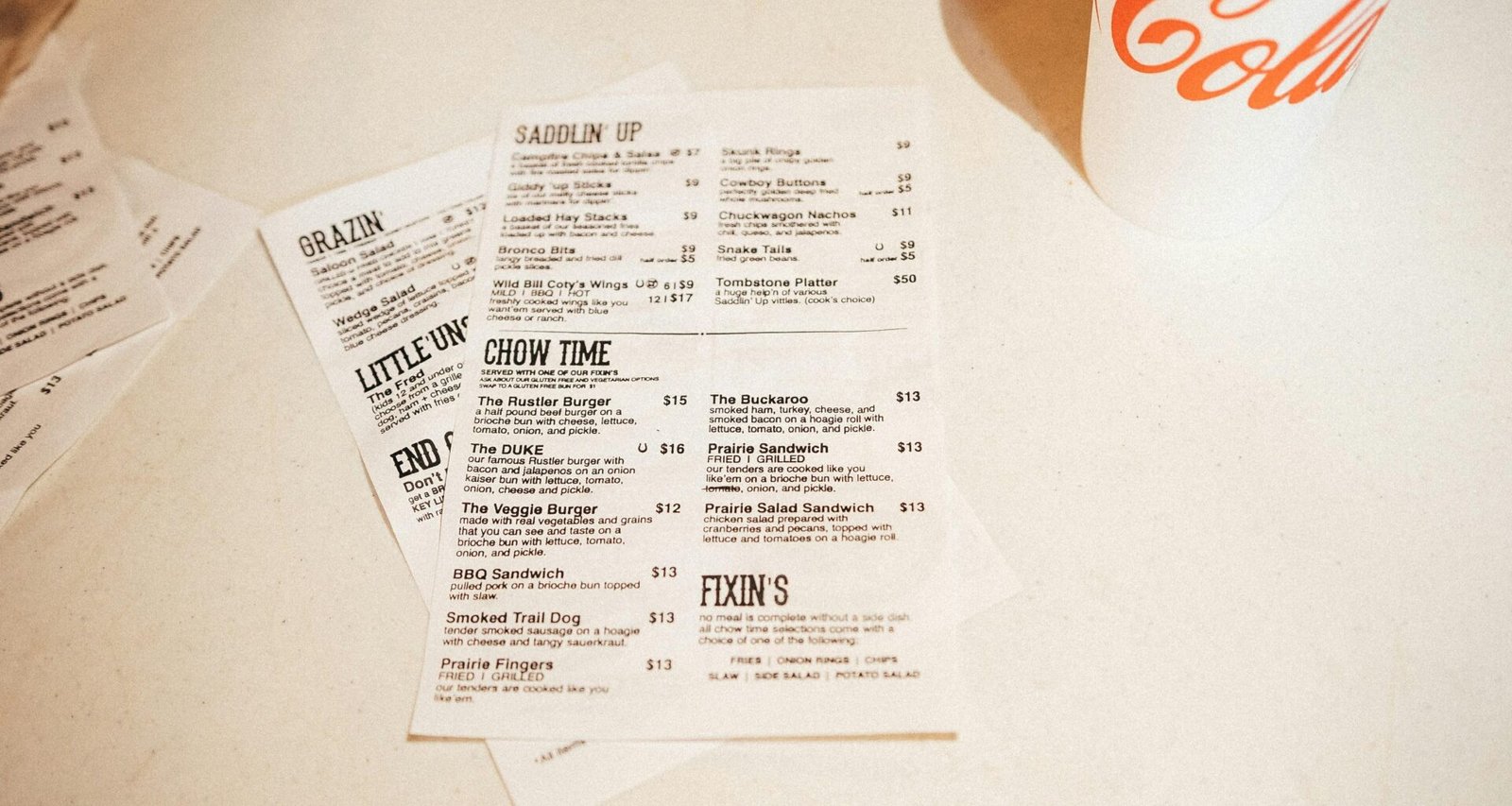 Gestapelte Buchstaben und Textelemente symbolisieren die Bedeutung von Content im digitalen Marketingumfeld