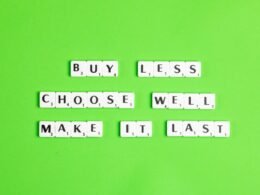 Laptop-Tastatur mit geöffneter Textverarbeitungssoftware als Beispiel für digitale Kommunikation