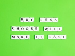 Laptop-Tastatur mit geöffneter Textverarbeitungssoftware als Beispiel für digitale Kommunikation