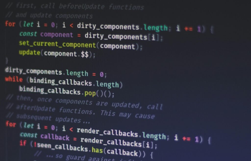 Mehrere Laptops auf einem Schreibtisch mit Kaffeetassen und Notizbuch, bereit für eine produktive Arbeits-Session