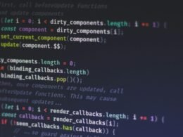 Minimalistisch gestalteter Arbeitsplatz mit Laptop und modernem Webdesign auf dem Bildschirm, fotografiert von Ferenc Almasi