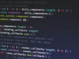 Minimalistisch gestalteter Arbeitsplatz mit Laptop und modernem Webdesign auf dem Bildschirm, fotografiert von Ferenc Almasi