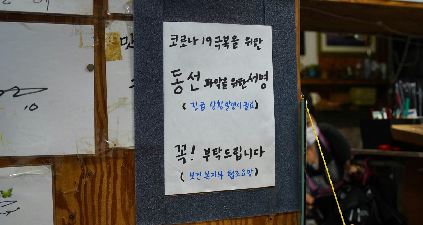 Moderner Schreibtisch mit Laptop, Smartphone und Notizbuch, der eine technikorientierte Arbeitsatmosphäre vermittelt