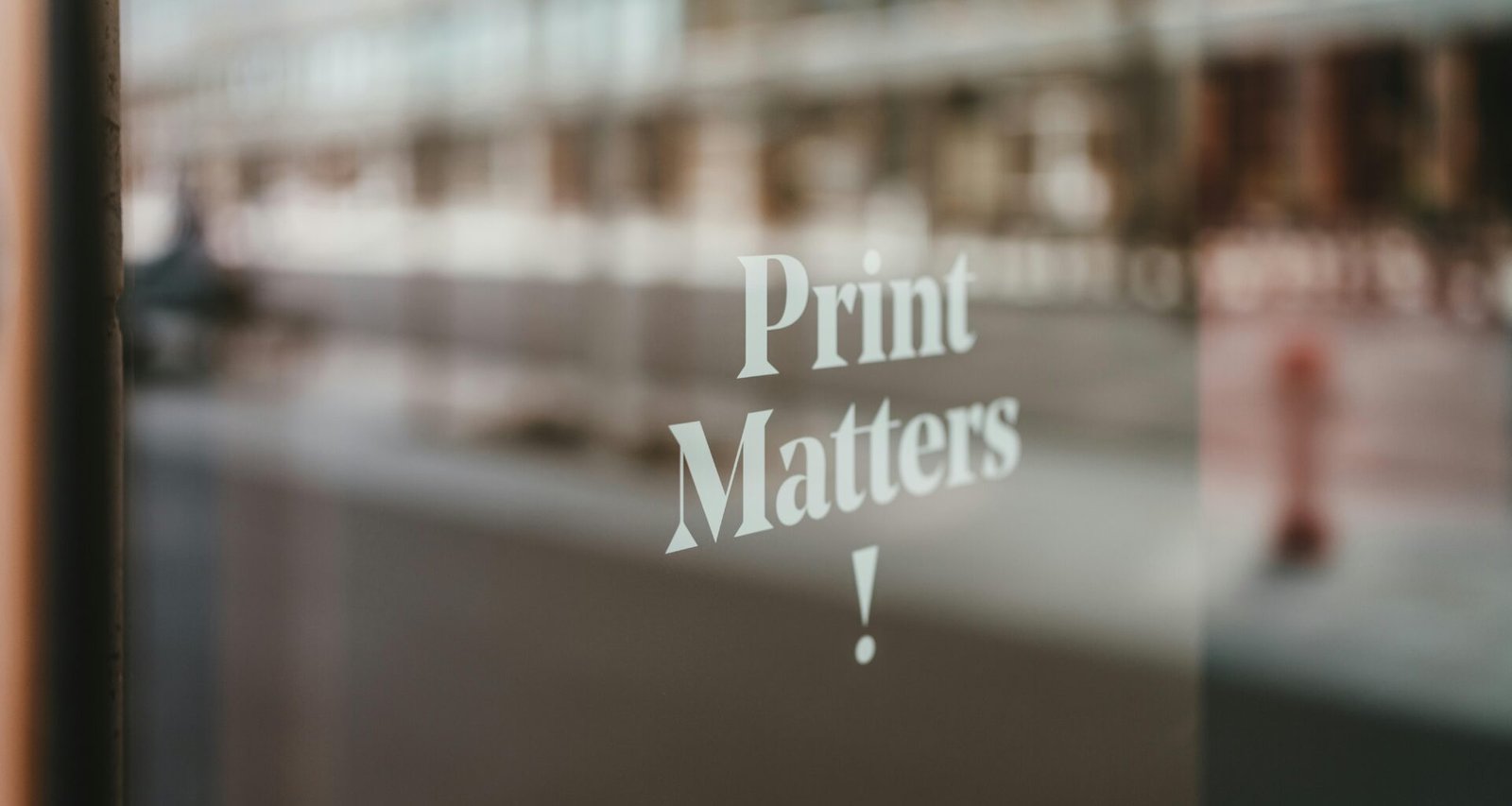 Heller Arbeitsplatz mit Laptop, Smartphone und Notizbuch auf einem modernen Schreibtisch