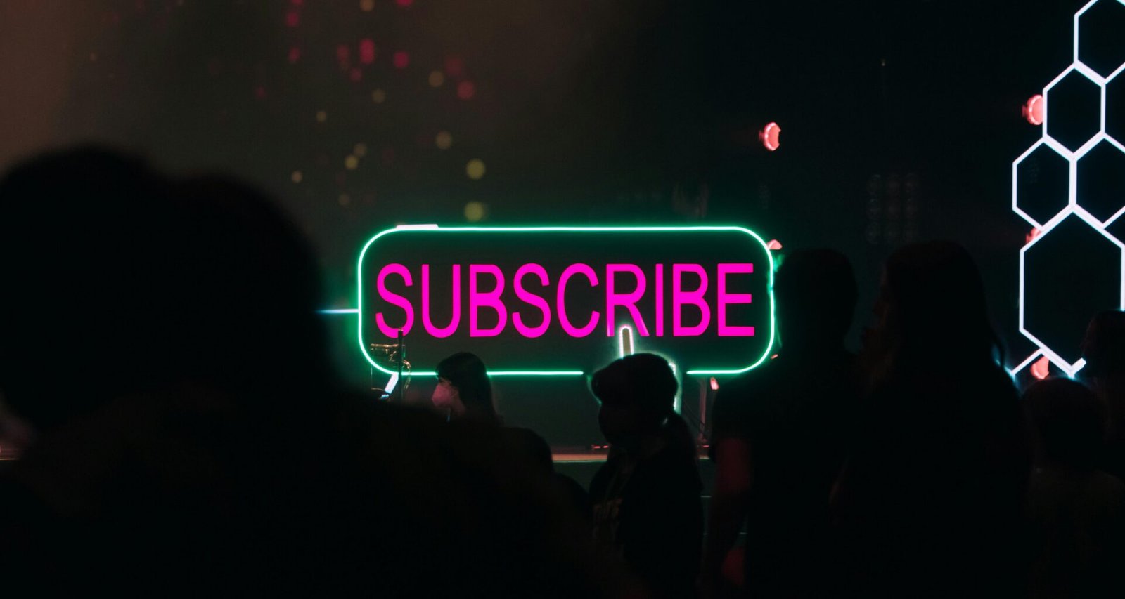 Keyboard mit markantem Text auf einer Taste als Symbol für digitale Kommunikation und Content-Erstellung