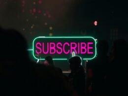 Moderner Arbeitsplatz mit Laptop, Smartphone und Notizbuch auf einem hellen Schreibtisch, ideal als Beispiel für Remote-Arbeiten