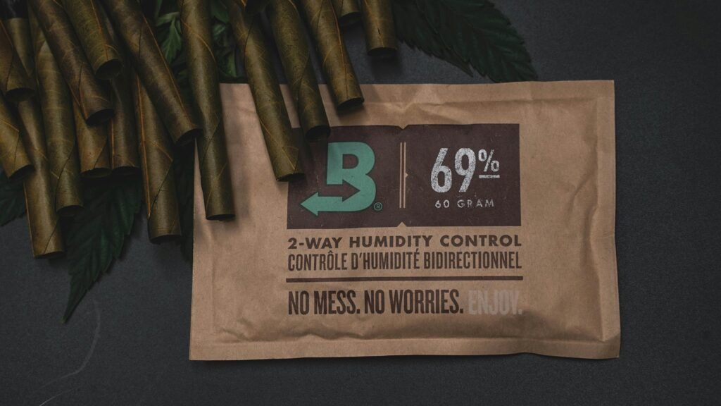 Ein Laptop und ein Notizbuch liegen auf einem Holztisch, begleitet von einem Kaffeebecher in hellem Tageslicht.