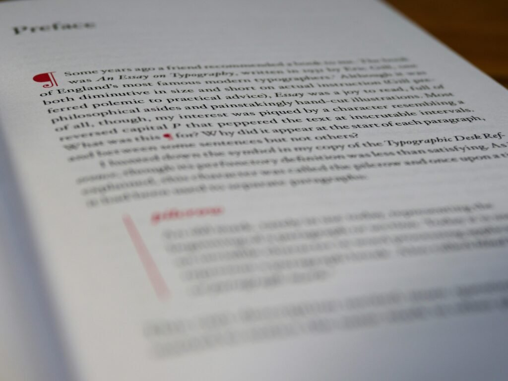 Nahaufnahme eines weißen Blattes mit handgeschriebenem Text, fotografiert auf einem dunklen Hintergrund.