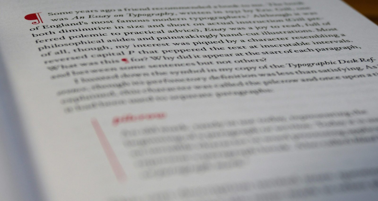 Nahaufnahme von digital angezeigtem Text auf Bildschirm, passend zu einem Artikel über Text im Marketing