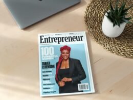 The Big Bang Theory DVD-Box mit mehreren Staffeln, aufgenommen aus der Nähe auf einem Tisch, ideal für Serienliebhaber