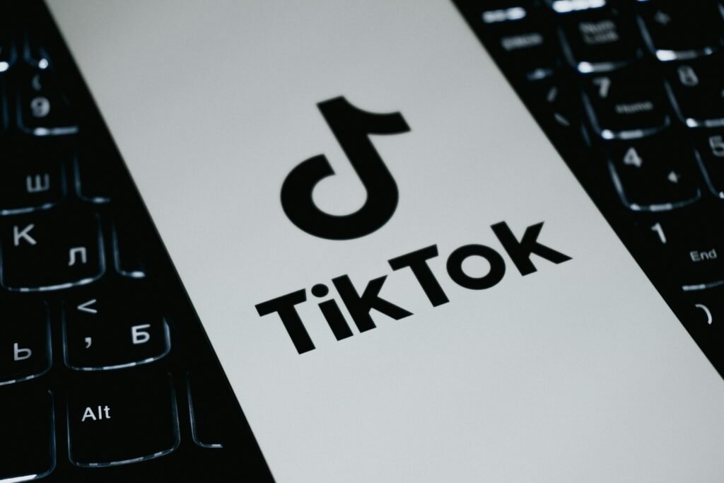 Das TikTok-Logo leuchtet auf dem Bildschirm, während es auf einer Laptop-Tastatur präsentiert wird.