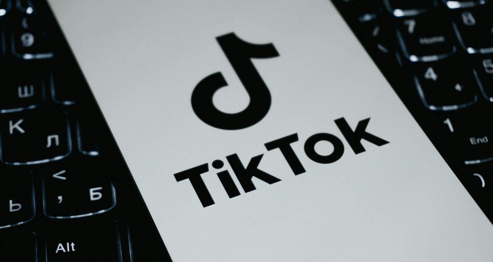 Das TikTok-Logo leuchtet auf dem Bildschirm, während es auf einer Laptop-Tastatur präsentiert wird.