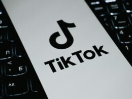 Das TikTok-Logo leuchtet auf dem Bildschirm, während es auf einer Laptop-Tastatur präsentiert wird.