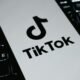 Das TikTok-Logo leuchtet auf dem Bildschirm, während es auf einer Laptop-Tastatur präsentiert wird.