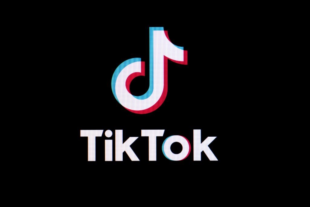 TikTok-Logo auf schwarzem Hintergrund, das die visuelle Identität der sozialen Medienplattform zeigt