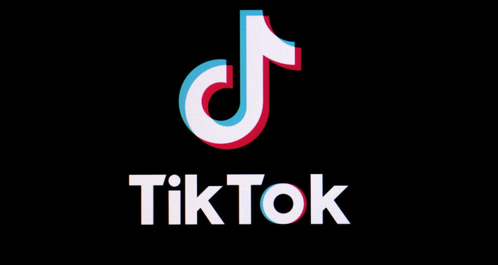 TikTok-Logo auf schwarzem Hintergrund, das die visuelle Identität der sozialen Medienplattform zeigt