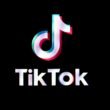 Das TikTok Logo ist mittig auf einem schwarzen Hintergrund platziert und steht klar im Fokus der Bildkomposition.