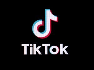 Das TikTok Logo ist mittig auf einem schwarzen Hintergrund platziert und steht klar im Fokus der Bildkomposition.