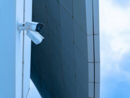 Mehrere Sicherheitskameras sind nebeneinander an der Wand eines Gebäudes zur Überwachung montiert