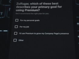 Nahaufnahme eines Fragebogens mit Umfrage zu den Zielen von Premium-Abonnements, ausgefüllt auf einem Tisch