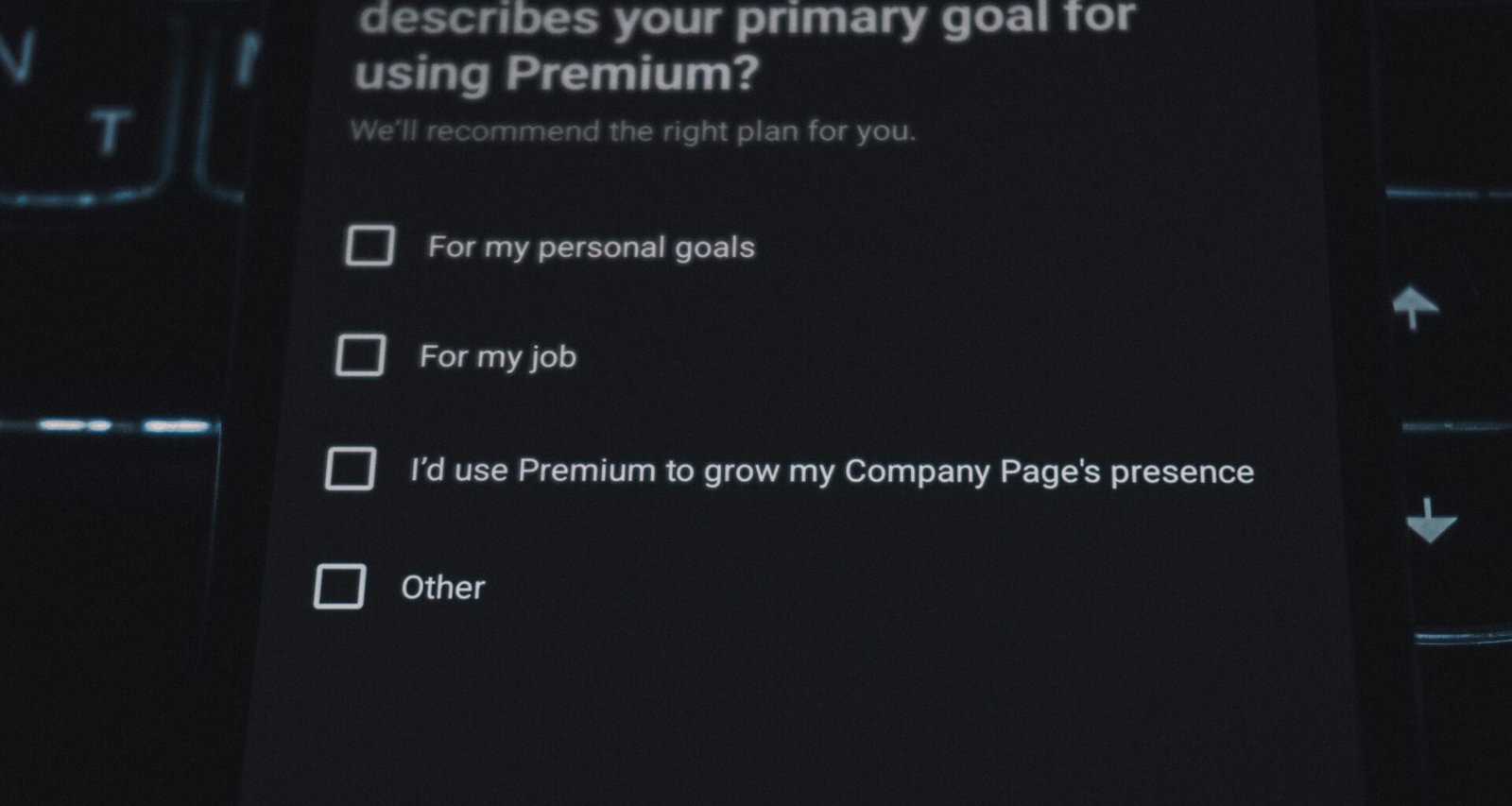 Nahaufnahme eines Fragebogens mit Checkboxen zum Thema Premium-Abonnement und Nutzerziele. Befragung zum digitalen Nutzungsverhalten.