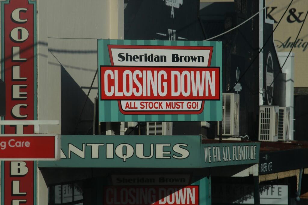 Kaffeeshop-Schild mit moderner Typografie und minimalistischem Design vor dem Eingang eines Cafés