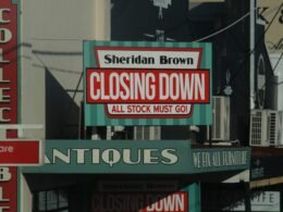 Kaffeeshop-Schild mit moderner Typografie und minimalistischem Design vor dem Eingang eines Cafés