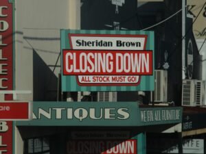 Kaffeeshop-Schild mit moderner Typografie und minimalistischem Design vor dem Eingang eines Cafés