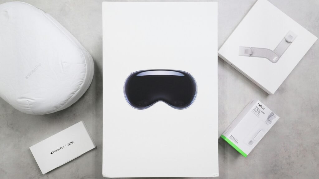 Virtual-Reality-Headset mit Verpackung und Zubehör auf einer Oberfläche, passend zum Thema moderne Technologien
