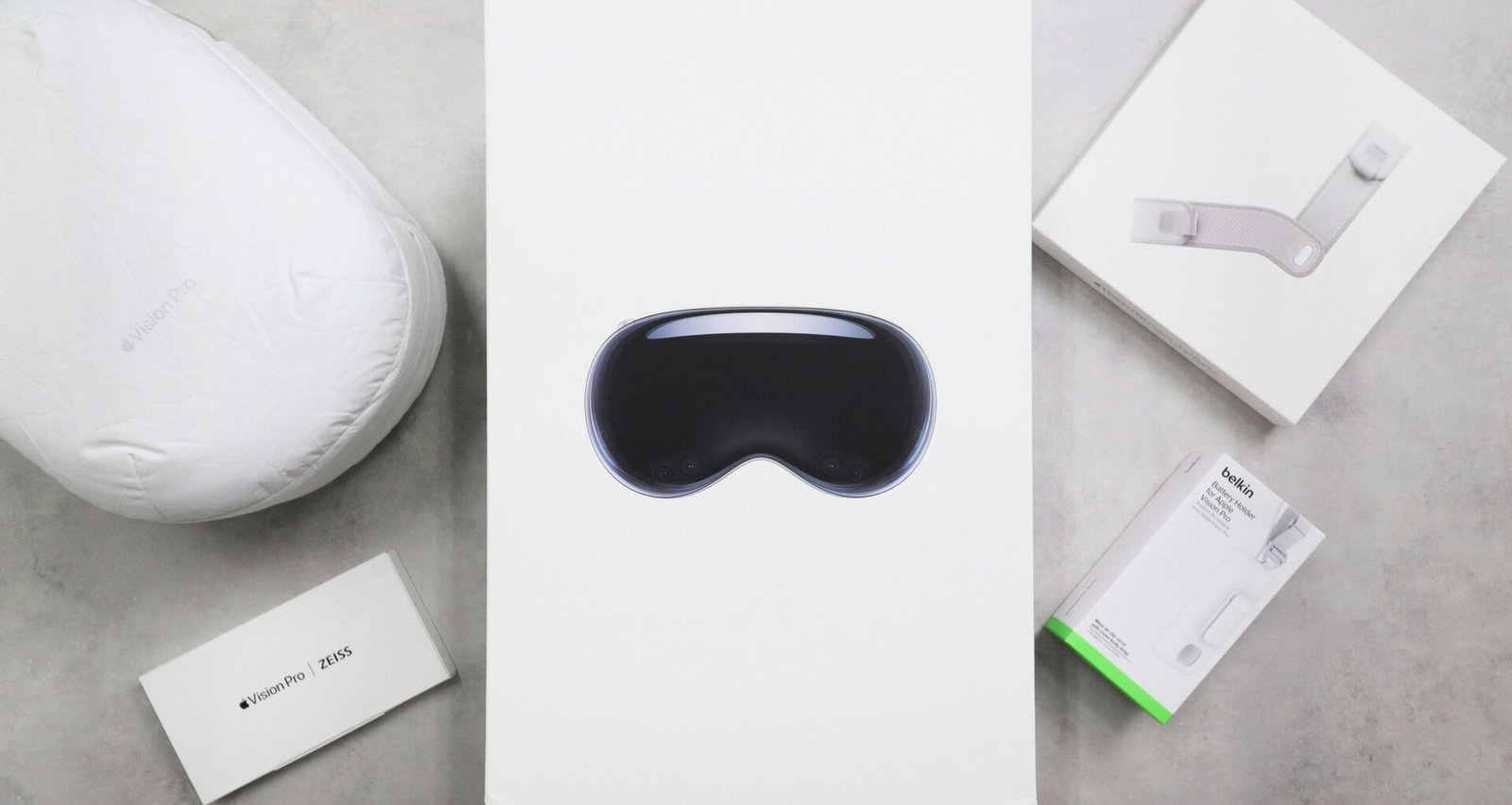 Virtual-Reality-Headset mit Verpackung und Zubehör auf einer Oberfläche, passend zum Thema moderne Technologien