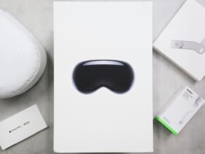 Virtual-Reality-Headset mit Verpackung und Zubehör auf einer Oberfläche, passend zum Thema moderne Technologien