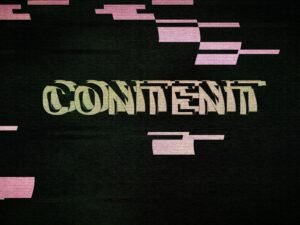 Verzerrter Schriftzug 'Content' auf dunklem Hintergrund, grafisch stilisiert, passend zu digitalem Marketing und Online-Themen