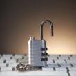 Ein geöffnetes Zahlenschloss liegt auf einer Computer-Tastatur und symbolisiert IT-Sicherheit und Datenschutz.