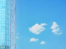 Vorhangfassade aus Glas an einem modernen Gebäude mit geometrischer Struktur, aufgenommen bei Tageslicht