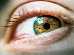 Detailreiche Nahaufnahme eines Frauenauges mit Fokus auf Iris und Wimpern, passend zu Themen wie Technik und Digitalisierung