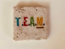 Weiß-blaues Nichtraucher-Schild mit durchgestrichter Zigarette als Symbol für das Rauchverbot an einem öffentlichen Ort