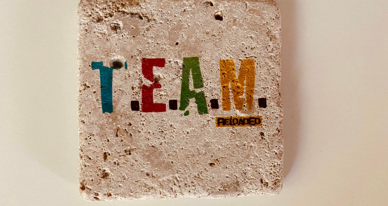 Weiß-blaues Nichtraucherzeichen mit durchgestrichener Zigarette auf neutralem Hintergrund, Symbol für Rauchverbot