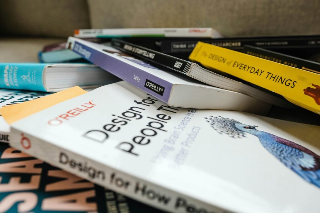 Nahaufnahme eines Buchs mit weiß-grünem Etikett und modernem Design auf hellem Hintergrund