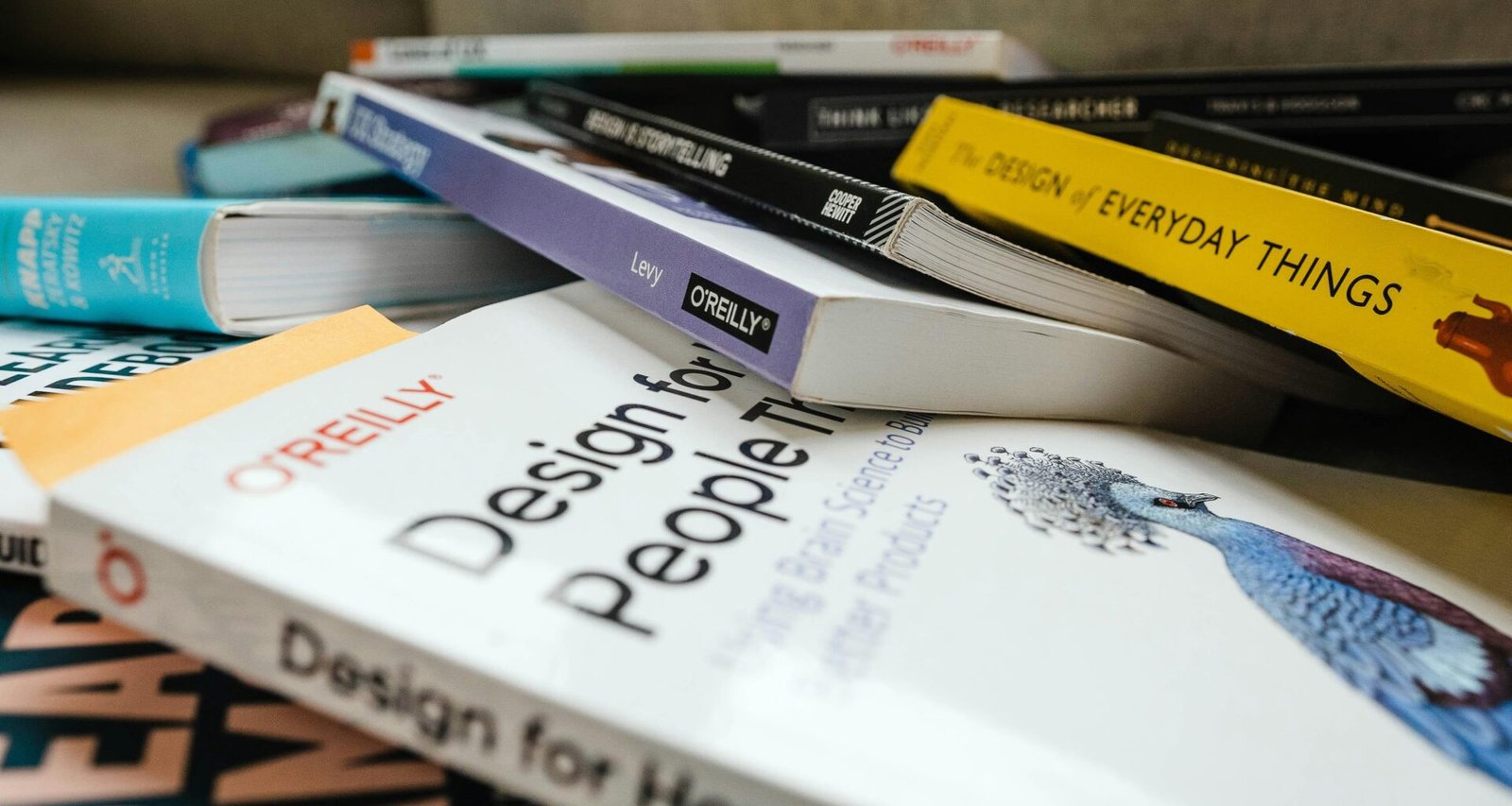 Nahaufnahme eines Buchs mit weiß-grünem Etikett und modernem Design auf hellem Hintergrund