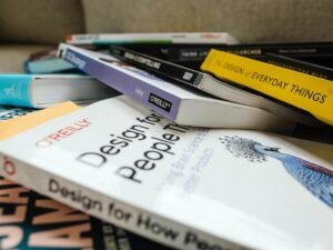 Nahaufnahme eines Buchs mit weiß-grünem Etikett und modernem Design auf hellem Hintergrund