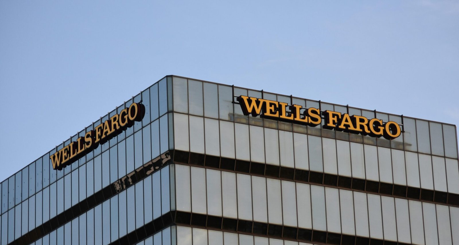 Weiß-schwarzes Betongebäude unter blauem Himmel bei Tageslicht, aufgenommen aus der Froschperspektive