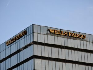 Weiß-schwarzes Betongebäude unter blauem Himmel bei Tageslicht, aufgenommen aus der Froschperspektive