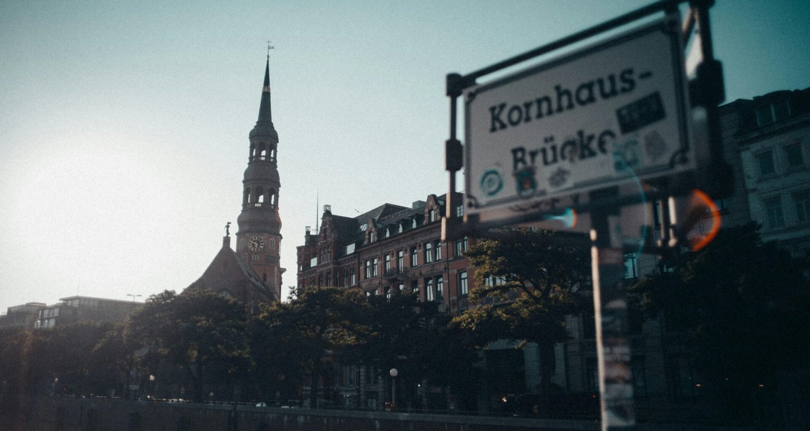 Schwarz-weißes Straßenschild mit klarer Beschriftung auf einem neutralen Hintergrund, Fokus auf deutliche Richtungsvorgabe