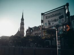 Schwarz-weißes Straßenschild mit klarer Beschriftung auf einem neutralen Hintergrund, Fokus auf deutliche Richtungsvorgabe