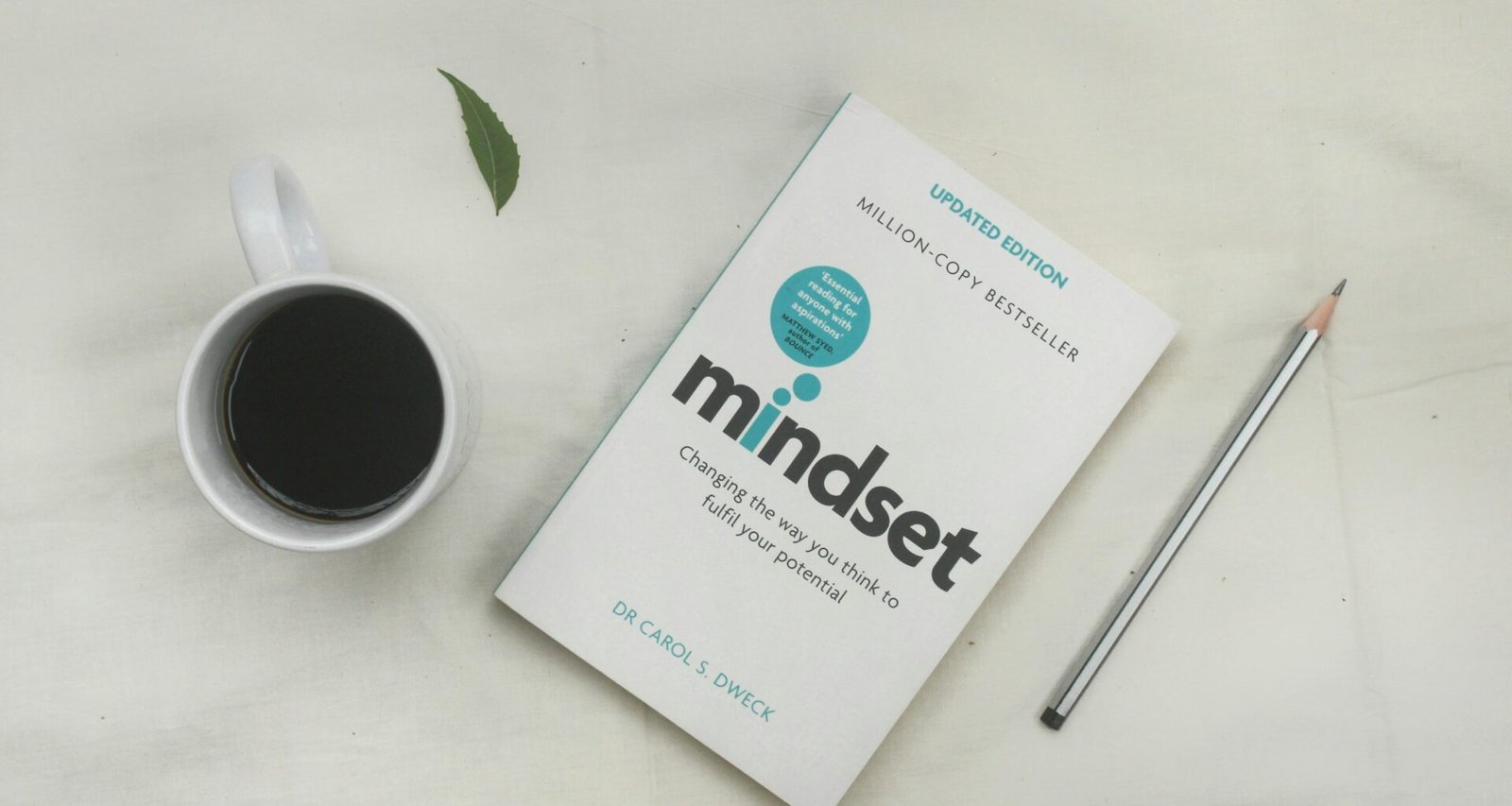 Weiß-blaue Box mit beschriftetem Etikett, präsentiert als Beispiel für moderne Verpackungsdesigns.