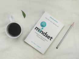 Weiß-blaue Box mit beschriftetem Etikett, präsentiert als Beispiel für moderne Verpackungsdesigns.