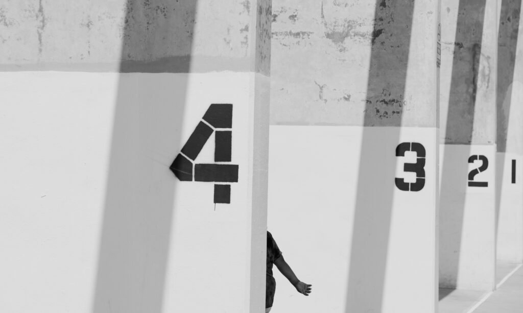 Weiße und graue Wände mit aufgedruckten Zahlen, strukturierte Wandgestaltung als Design-Element in moderner Architektur