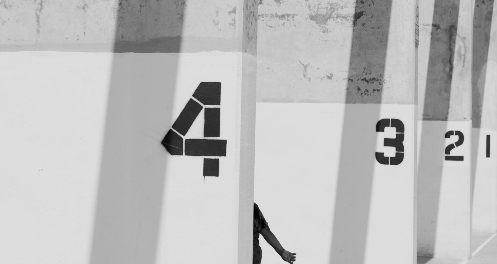 Weiße und graue Wände mit aufgedruckten Zahlen, strukturierte Wandgestaltung als Design-Element in moderner Architektur